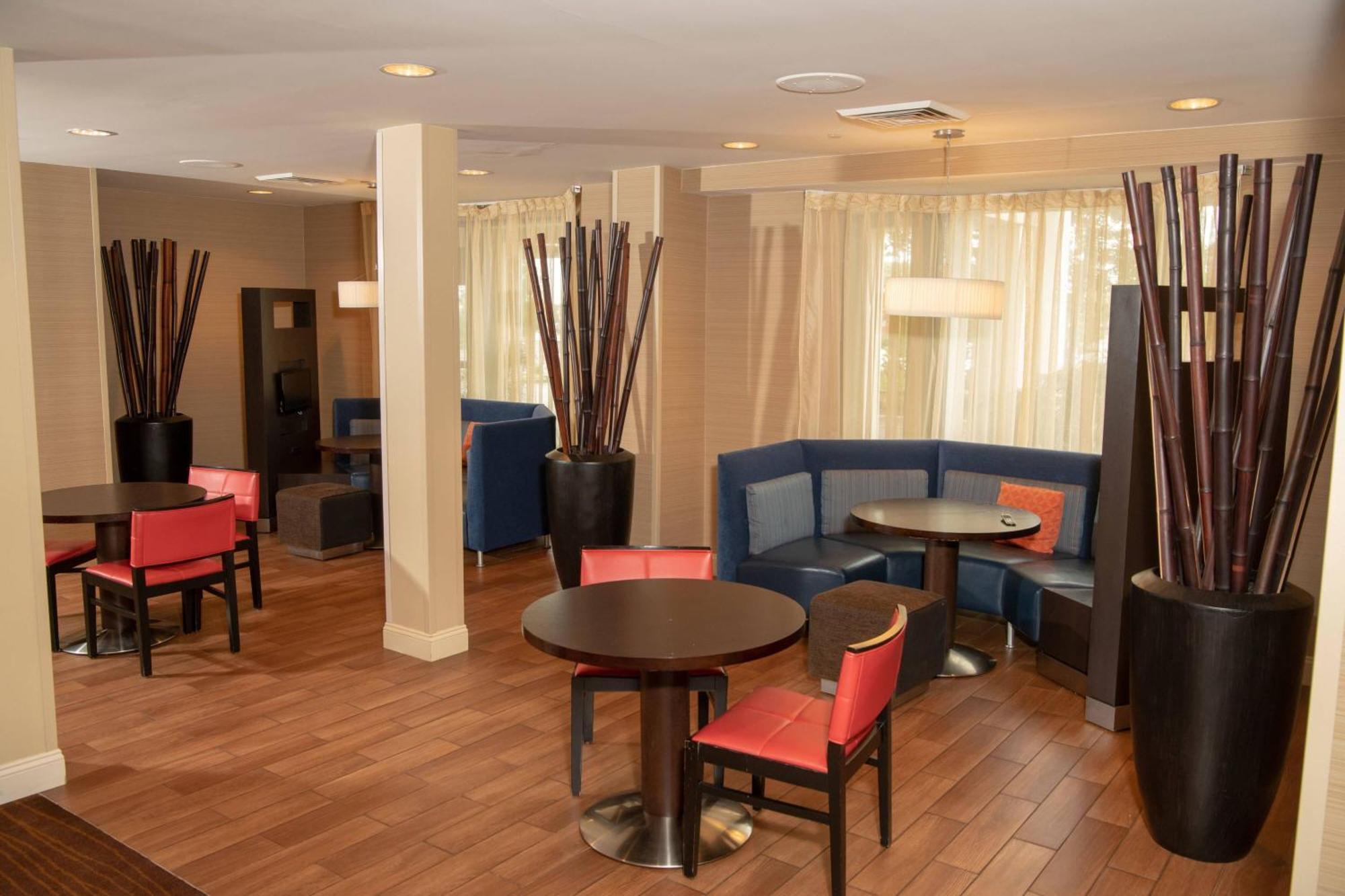 Hotel Courtyard By Marriott Erie Ambassador Conference Center Extérieur photo