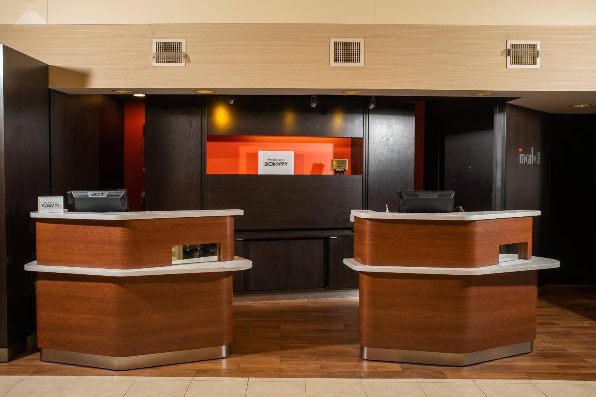 Hotel Courtyard By Marriott Erie Ambassador Conference Center Extérieur photo